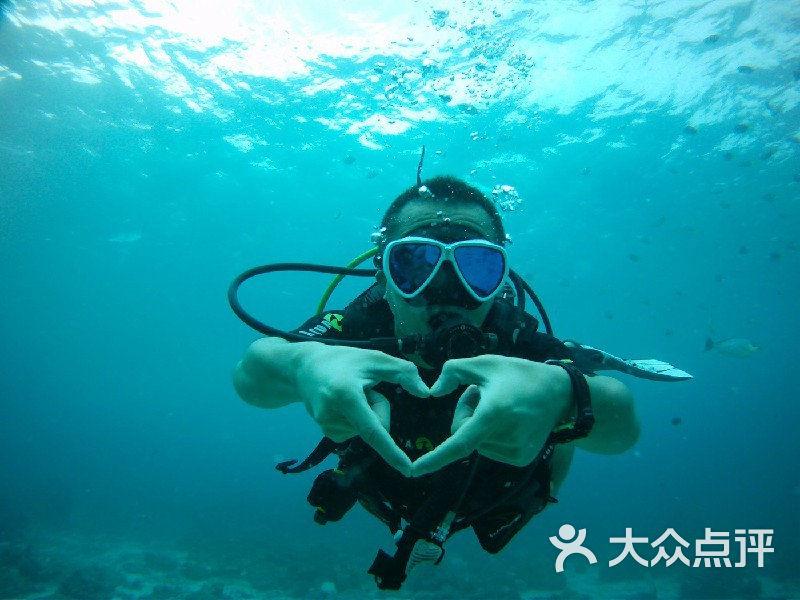 男子冬夜坠河,民警奋勇救人,现场画面