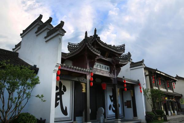 逃出比利树屋