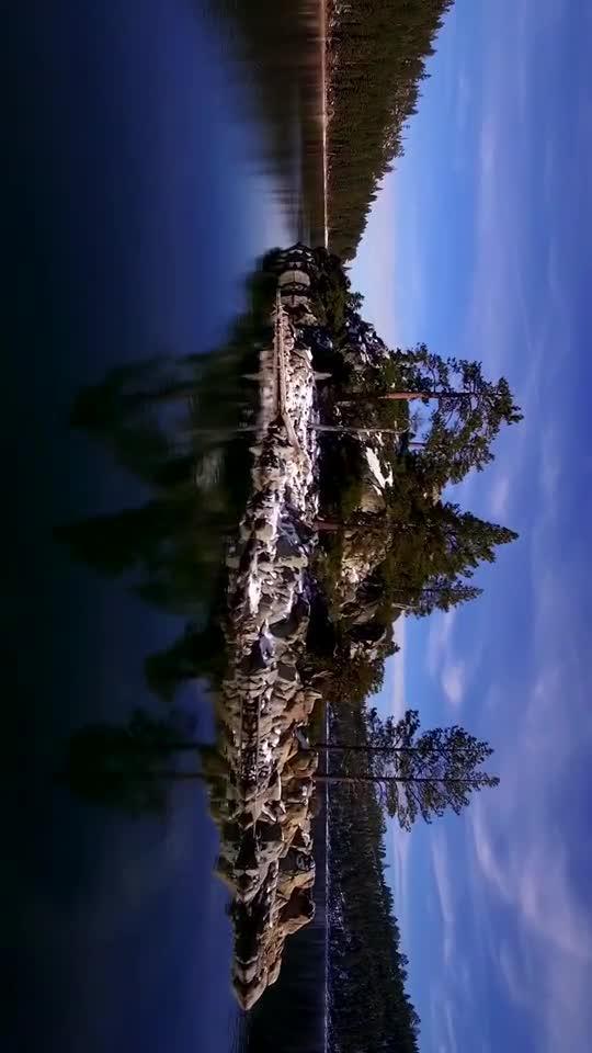山西省朔州市怀仁市骏鸿宝昱集运站露天堆放原煤，无任何遮盖，严重污染环境